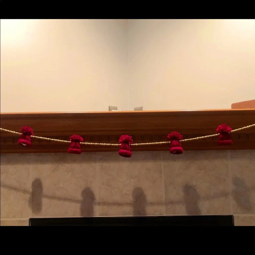 Garland decoration, red mini hats and gold beads